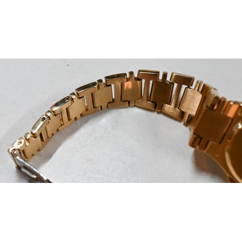 320 - A ladies Patek Phillipe Nautilus 18ct yellow gold bracelet wristwatch, quartz, ref. 4700J, No. 15307... 