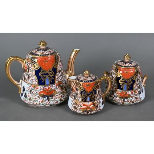 517 - A Victorian Davenport china Imari palette and gilded tea service, comprising teapot, milk and sugar ... 