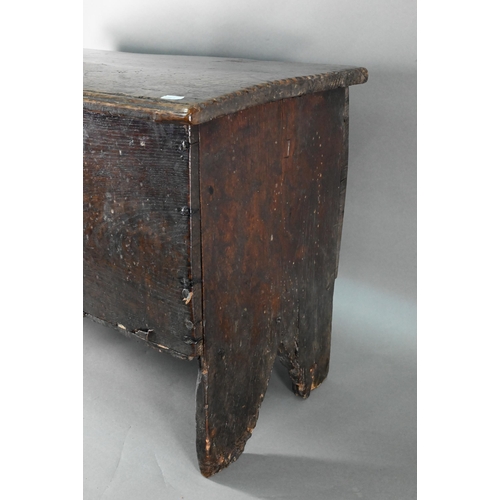 886 - A 17th century English oak six plank coffer, 85.5 cm x 33 cm x 44 cm h