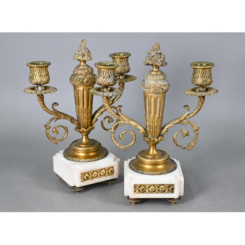 921 - A French ormolu mounted alabaster and three piece clock garniture, the two train drum movement by Ja... 