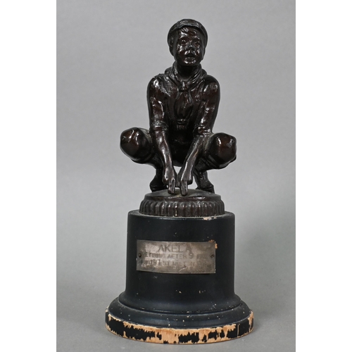 993 - A bronze patinated figure of a boy scout, crouching and signalling, on ebonised plinth base, 20 cm h... 