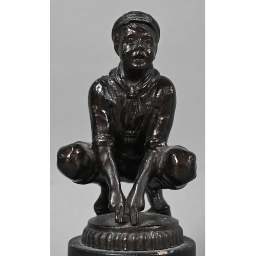 993 - A bronze patinated figure of a boy scout, crouching and signalling, on ebonised plinth base, 20 cm h... 