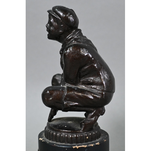 993 - A bronze patinated figure of a boy scout, crouching and signalling, on ebonised plinth base, 20 cm h... 