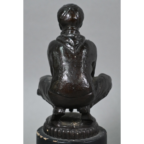 993 - A bronze patinated figure of a boy scout, crouching and signalling, on ebonised plinth base, 20 cm h... 