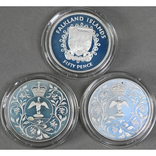 1022 - A cased set of eight Pobjoy Mint 1977 Jubilee commemorative crowns to/w three cased Royal mint Jubil... 