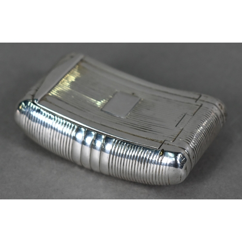 1025 - A George III silver hip-pocket snuff box with reeded decoration, William Pugh, Birmingham 1812, 6cm ... 