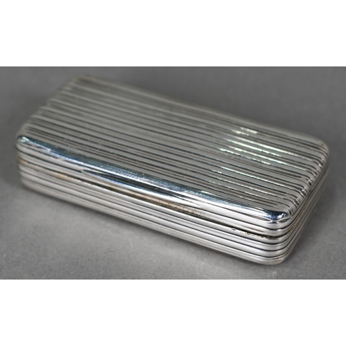 1025 - A George III silver hip-pocket snuff box with reeded decoration, William Pugh, Birmingham 1812, 6cm ... 