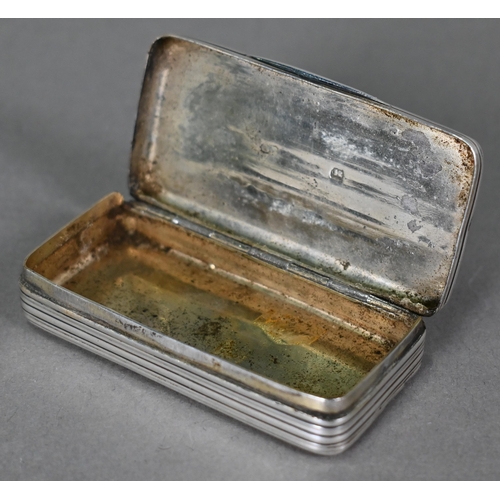 1025 - A George III silver hip-pocket snuff box with reeded decoration, William Pugh, Birmingham 1812, 6cm ... 