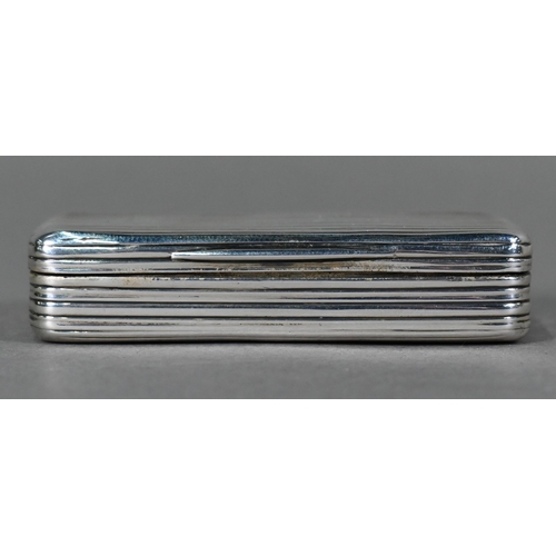 1025 - A George III silver hip-pocket snuff box with reeded decoration, William Pugh, Birmingham 1812, 6cm ... 