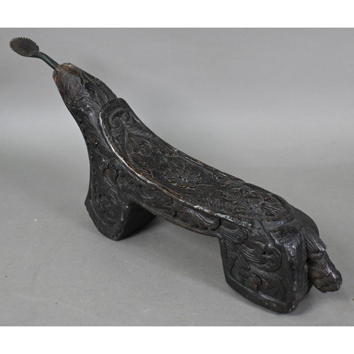 1117 - A Malayan carved wood zoomorphic stool with iron coconut-husker in it's 'mouth', 54 cm long oak, to/... 