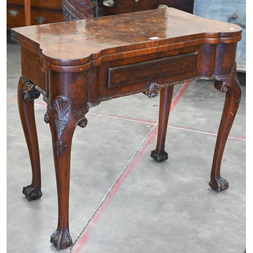 72 - A George II style figured walnut gate-leg card table, the shaped baize lined folding top over a sing... 