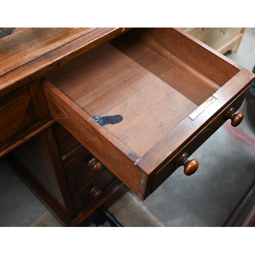 165 - A late 19th century/early 20th century mahogany twin pedestal desk with tooled green leather top ove... 