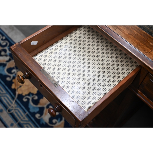 165 - A late 19th century/early 20th century mahogany twin pedestal desk with tooled green leather top ove... 