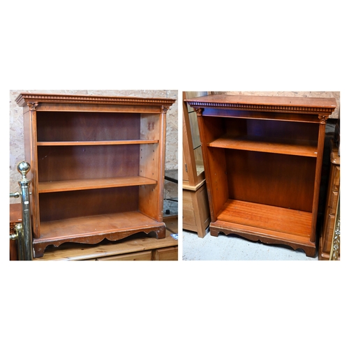 211 - A pair of modern cherrywood open bookcases with adjustable shelves, 102 x 36 x 96 cm (missing some s... 