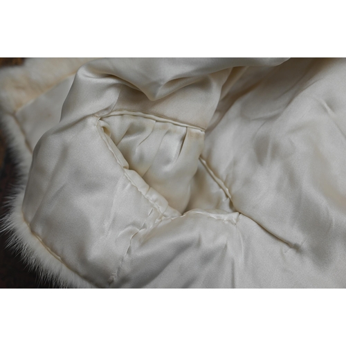 289 - A cream mink cape