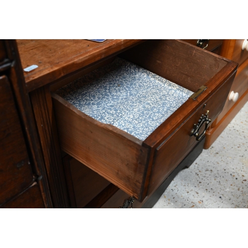 45 - An Edwardian red walnut three drawer chest of drawers, 97 x 46 x 87 cm to/with an Edwardian cross-ba... 