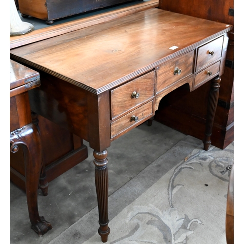 74 - A 19th century mahogany dressing table with five drawers, on turned and reeded supports, 90 cm w x 4... 