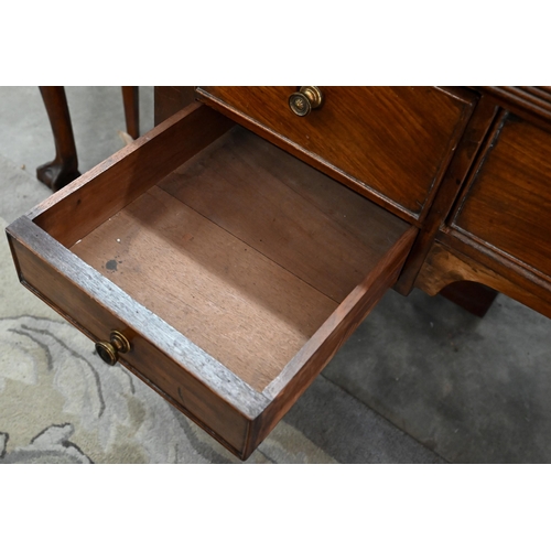 74 - A 19th century mahogany dressing table with five drawers, on turned and reeded supports, 90 cm w x 4... 