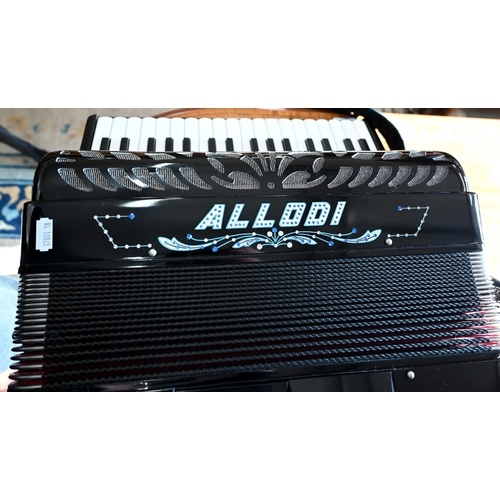 179 - A Fantini 'Allodi' Professional piano accordion in gloss black, 96/137 (bass/treble), c/w shoulder s... 