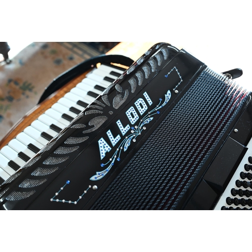 179 - A Fantini 'Allodi' Professional piano accordion in gloss black, 96/137 (bass/treble), c/w shoulder s... 