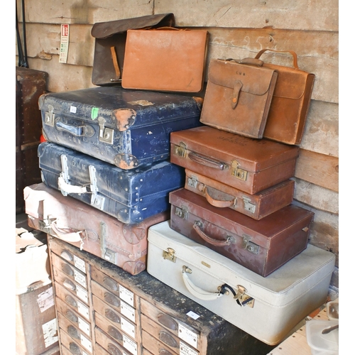 19 - Assorted vintage luggage, including trunks, suitcases, attaché cases, etc. - all a/f (14)