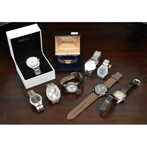 273 - A gents Seiko kinetic 110m stainless steel wristwatch c/with spare bracelet links, box/papers circa ... 