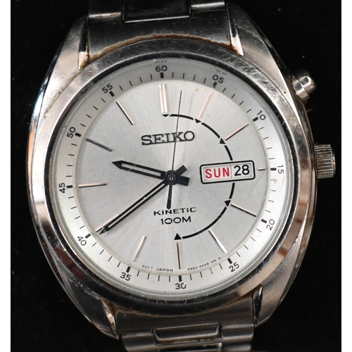 273 - A gents Seiko kinetic 110m stainless steel wristwatch c/with spare bracelet links, box/papers circa ... 