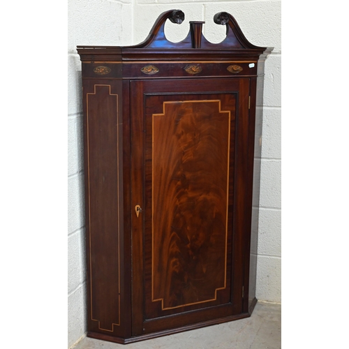 139 - A George III inlaid mahogany hanging corner cupboard, 130 cm h