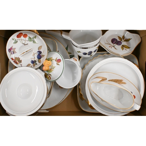 371 - A large quantity of Royal Worcester 'Evesham' and 'Wild Harvest' tableware (4 boxes)