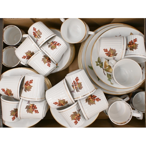 371 - A large quantity of Royal Worcester 'Evesham' and 'Wild Harvest' tableware (4 boxes)