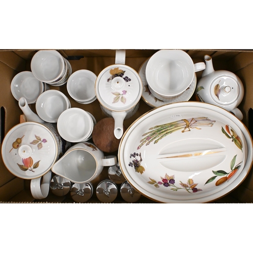 371 - A large quantity of Royal Worcester 'Evesham' and 'Wild Harvest' tableware (4 boxes)