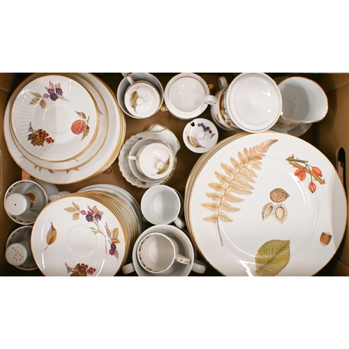 371 - A large quantity of Royal Worcester 'Evesham' and 'Wild Harvest' tableware (4 boxes)