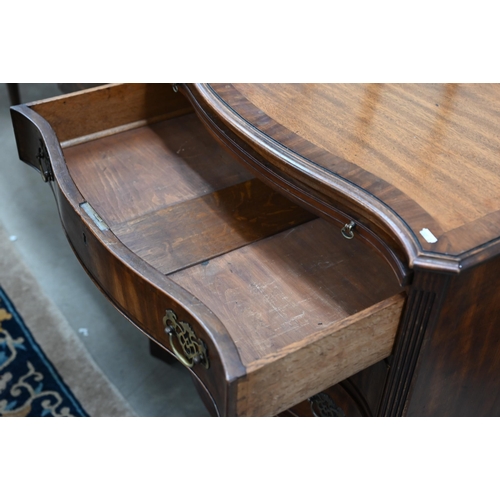 92 - A good quality Georgian style cross-banded mahogany serpentine front chest with brushing slide over ... 