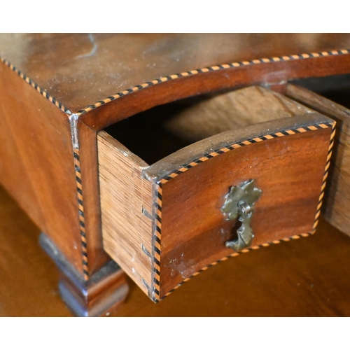 559 - A Regency chequer strung satinwood oval toilet mirror raised on a serpentine platform base