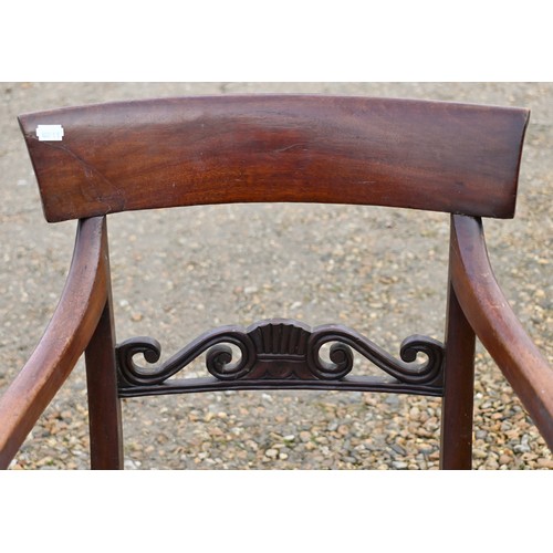 31 - A Edwardian walnut wind out extending dining table with single leaf, raised on turned legs to castor... 