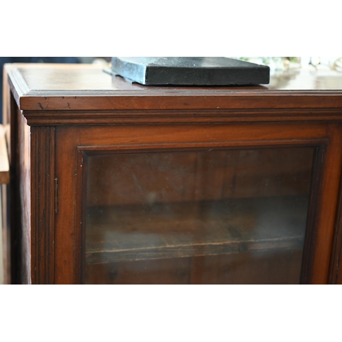 108 - An Edwardian mahogany bookcase with glazed doors, 108 cm w x 30 cm d x 114 cm h