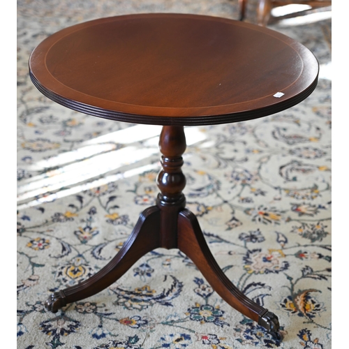 117 - A reproduction mahogany and rosewood banded oval occasional table with central inlaid fan patera, 58... 