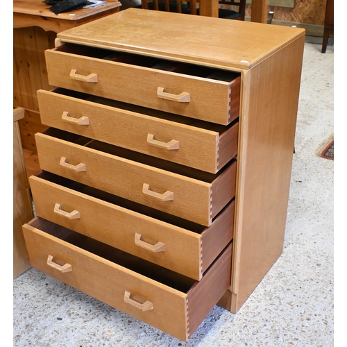 148 - A mid century light oak G Plan Brandon chest of five long graduated drawers, 76 x 45 x 98 cm high