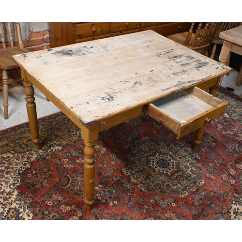 174 - Small pine kitchen table with scumbled base and a single drawer, 120 x 84 x 74 cm high