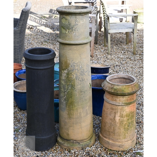 22 - A trio of old weathered chimney pots, the largest 125 cm h (3)