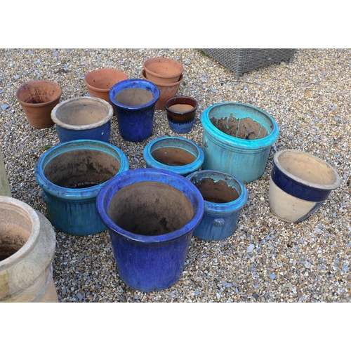 23 - Various glazed and terracotta garden pots/planters, weathered (13)