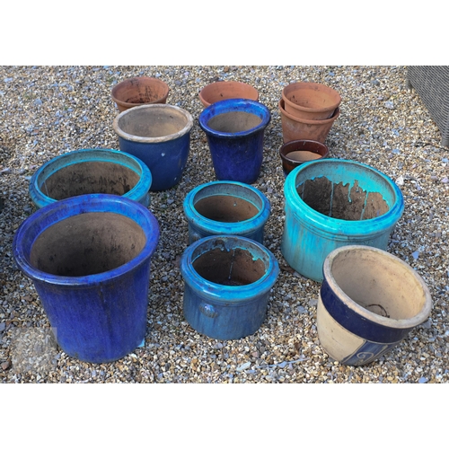 23 - Various glazed and terracotta garden pots/planters, weathered (13)