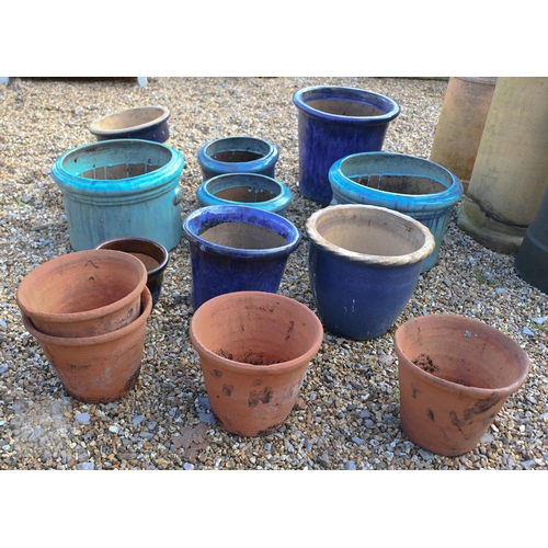 23 - Various glazed and terracotta garden pots/planters, weathered (13)