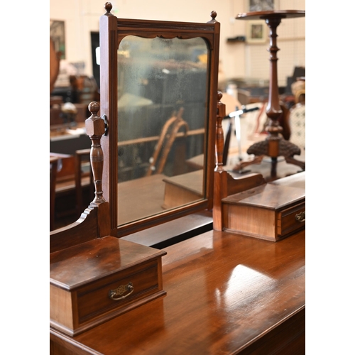 231 - Edwardian mahogany mirror back dressing chest with two short and two long drawers, 108 x 54 x 150 cm... 