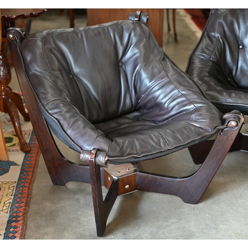 33 - A pair of Odd Knutson design 'Zest' studio chairs for John Lewis, dark brown faux leather on ebonise... 