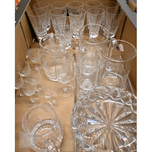 372 - A set of thirteen Edinburgh cut glass champagne flutes to/w twelve Edinburgh wine glasses and matchi... 