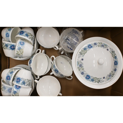 380 - An extensive Wedgwood 'Clementine' dinner/tea/coffee service (3 boxes)