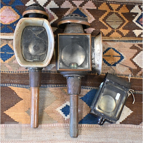 472 - An antique pair of copper and tin coach lamps and a small japanned tin lantern (3)