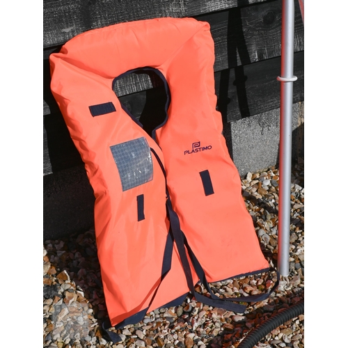 530 - A Sevylor Fish Hunter FH280 blow-up dinghy with oars, life jacket and electric pump