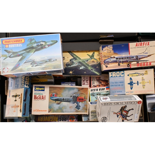 537 - A quantity of Airfix and other construction kits, to/w boxed Oxford aircraft models, locomotives, et... 